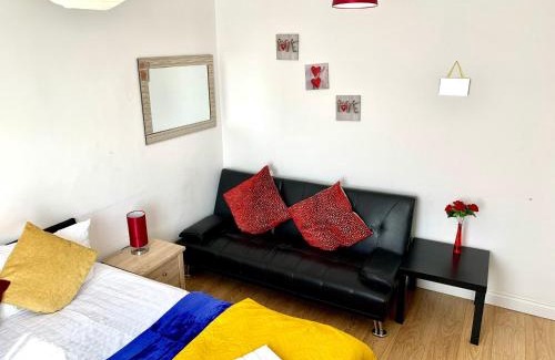 Cranbrook Apartment | Studio Apartment, Private Bathroom and Parking