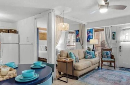Holiday Isle Apartment | Studio Apartment @Sandpiper Cove. The Surf Shack Walk to Private Beach.