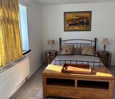 West Twickenham Apartment | Studio apt with private parking