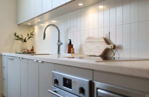 Rossland Apartment | Studio At The Crescent Sleeps 2 to 4