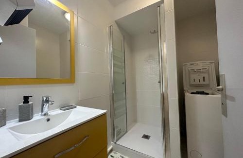 Saint-Georges-de-Didonne Apartment | Studio au calme, plage et centre à pied, jardinet ensoleillé, parking privé - FR-1-550-51