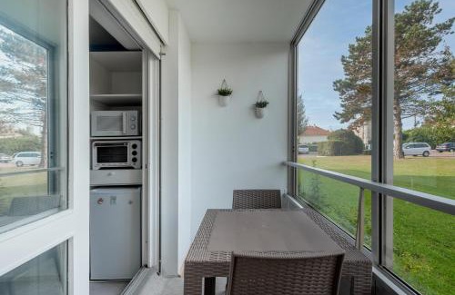 Courseulles-sur-Mer Apartment | Studio avec loggia - à 200m de la plage - Parking