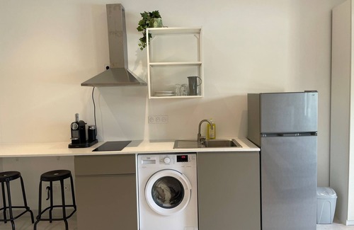 10th Arrondissement Apartment | Studio Calme Avec une Petite Terrasse Proximité Transport en Commun