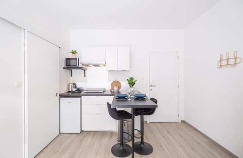 Gosselies Apartment | Studio Chic Neuf Proche de L'aéroport & du Centre-ville
