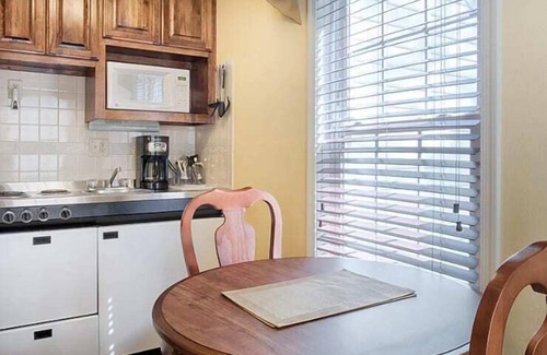 Williamsburg Condo | Studio Condo Vacation in Williamsburg Historic