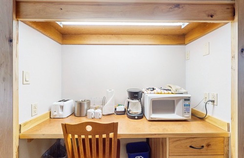 Bend Apartment | Studio condo with access to shared pools, hot tubs, close to Mt. Bachelor
