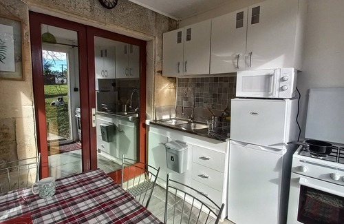 Genouille Apartment | Studio 'Corail' with Private Terrace, Shared Garden and Wi-Fi