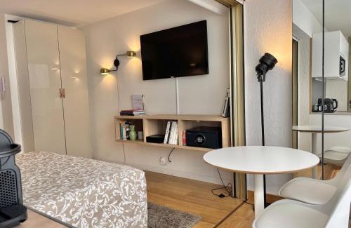 Cannes City Centre Apartment | Studio Cosy Pradignac
