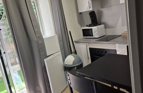 Crest Apartment | Studio-Cottage-Ensuite with Shower-Courtyard view