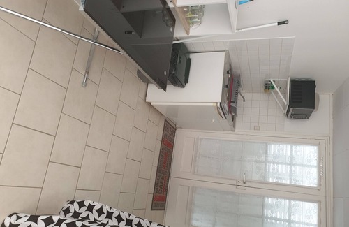 Issoudun House | Studio equipped with all comforts with location for vehicle near shops