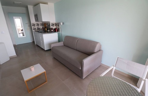 Cannes La Bocca Apartment | Studio facing the sea Panoramic view. Direct access to the beach
