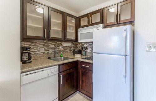 Davenport Apartment | Studio | Free Breakfast, Indoor Pool & Hot Tub