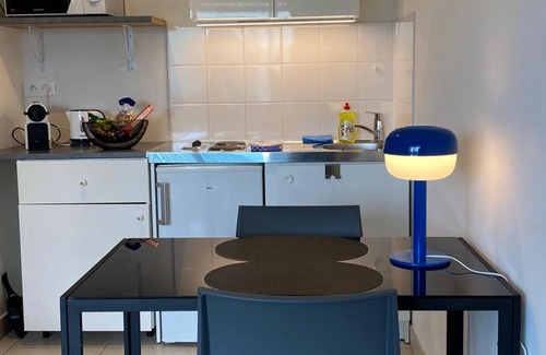 Neudorf Ouest Apartment | Studio in tour Black Swans. Train station and Parliament direct streetcar Arrival 24/24.