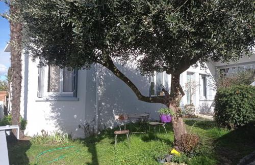 La Terrasse Apartment | Studio indépendant, avec piscine et jardin, direct gare aéroport, 1 lit pour 2 personnes Direct Gare Aéroport