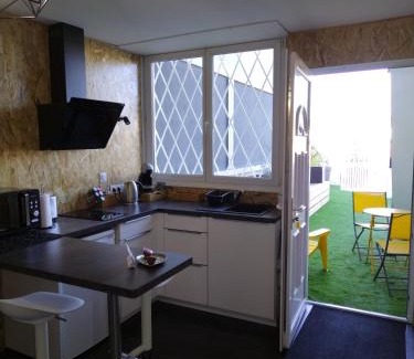 Dole Apartment | Studio, La terrasse d'Isa