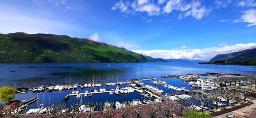 Aix-les-Bains Apartment | Studio Le 119, Aix les bains - Grand port - Vue Lac splendide