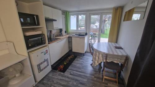 Bourges Apartment | Studio Marmotte, quartier marais, terrasse en rez de jardin, matelas confort