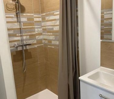 Le Vieil-Bauge Apartment | Studio meublé au pied des clochers tors