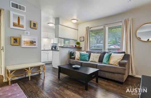 Old Enfield Apartment | Studio Near Downtown + Free Parking + Pets Allowed