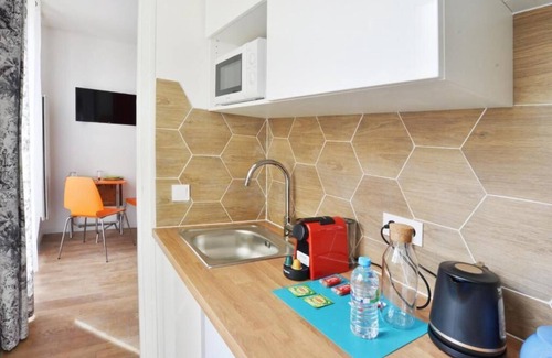 Quartier Chatillon Apartment | Studio on quiet courtyard in town center