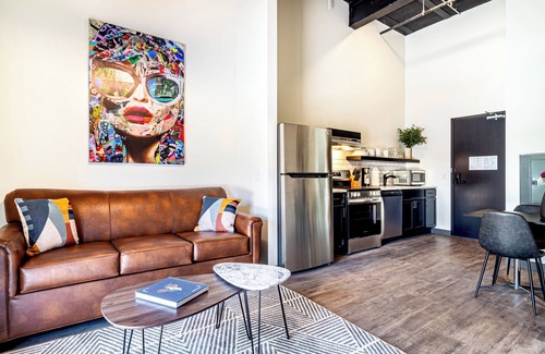Madison House | Studio Queen in the heart of downtown.