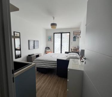 Angoulins Apartment | Studio tout confort climatisé avec jardinet, en centre bourg, proche plage, mer, La Rochelle et Chatelaillon