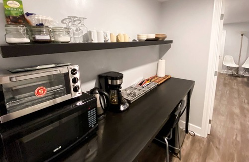 Cote-Des-Neiges—Notre-Dame-De-Grace Apartment | Studio w/NETFLIX, Ensuited Bathroom in Centre Montreal