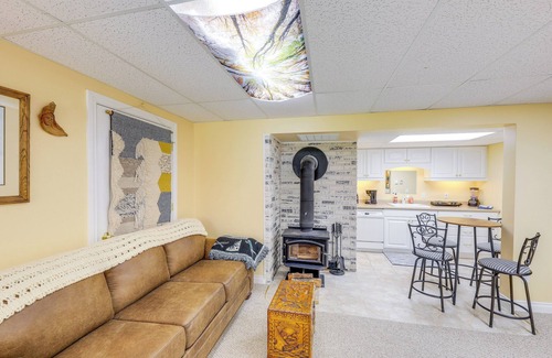 Libby Apartment | Studio w/Shared Hot Tub: Walk to Happy's Inn