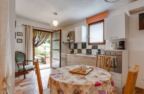 Pomarance Apartment | Studio with kitchen overlooking the pool garden