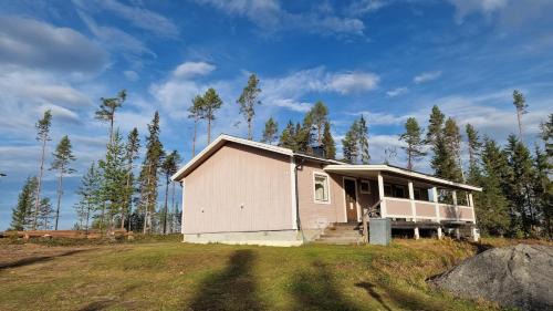 Hammerdal Apartment | Stuga Björn - Quiet cabin at lake Edesjön