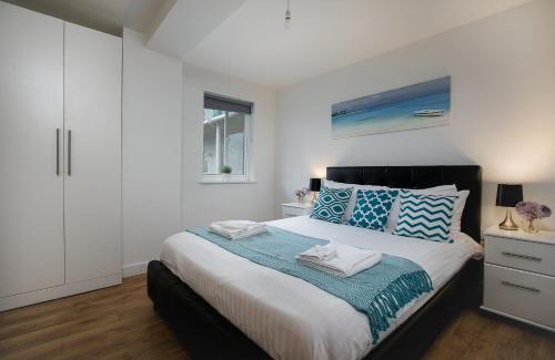 Grange Apartment | Stunning 1-Bedroom Apartment with Private Balcony - Tower Point, Enfield