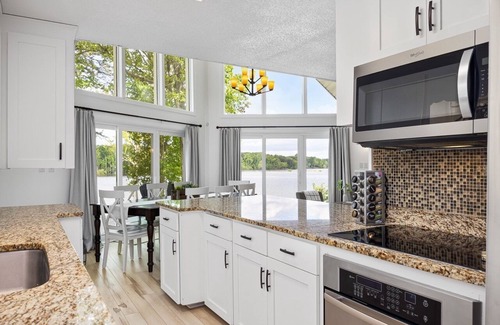 Henderson House | Stunning 180° Lake Views, Kerr Lake Retreat