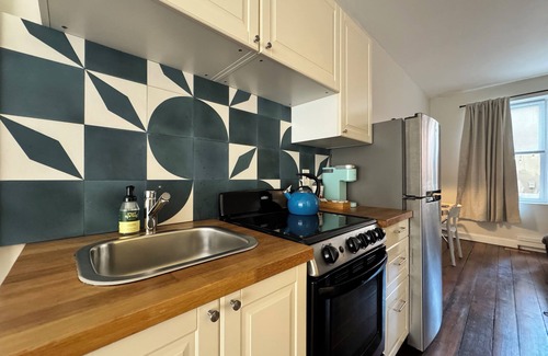 Downtown Baltimore Apartment | Stunning 1BR Apt. In Historic Row Home w/Parking