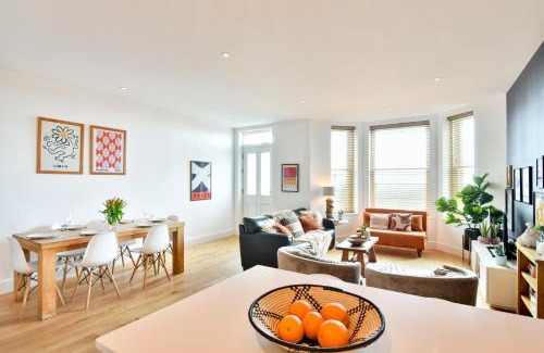 Worthing Apartment | Stunning 2 Bed Apartment Sea Views and Parking