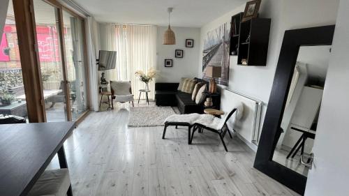 Notting Dale Apartment | Stunning 2-Bed Apt & balcony in Notting Hill