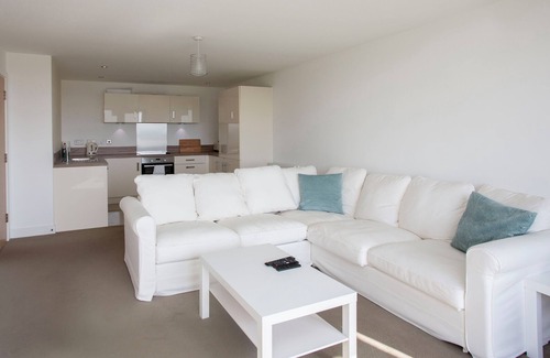 Horfield Apartment | Stunning 2 Bed Flat in Ashley Down + Cricket View