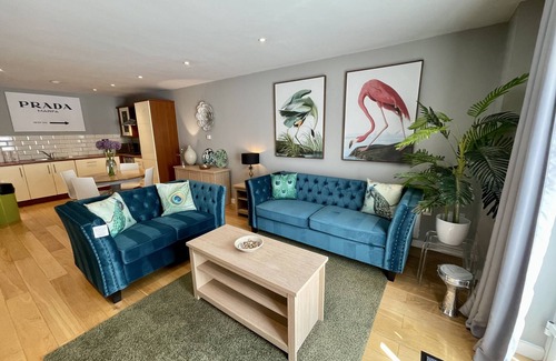 Leamington Spa Apartment | Stunning 2-bed Town Centre Flat - Hosted by Hutch