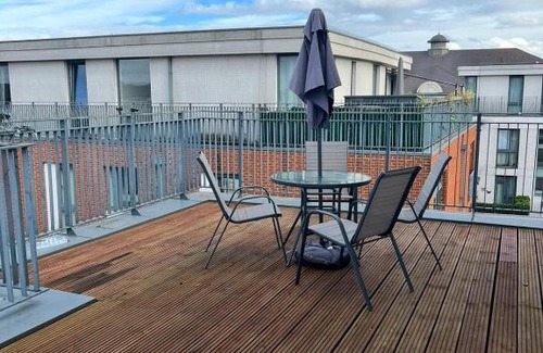 Runnymede Apartment | Stunning 2 bedroom Penthouse - 5min to Thorpe Park
