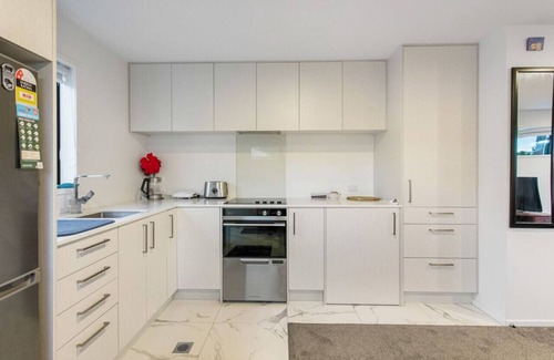 Kelston House | Stunning 2BR in Kelston with WIFI and Carpark