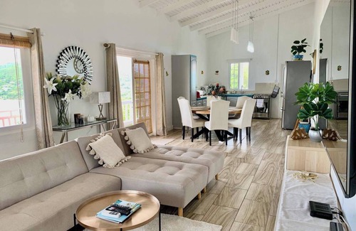 Union Vale Villa | Stunning 3 bed Villa, Balcony and sea View