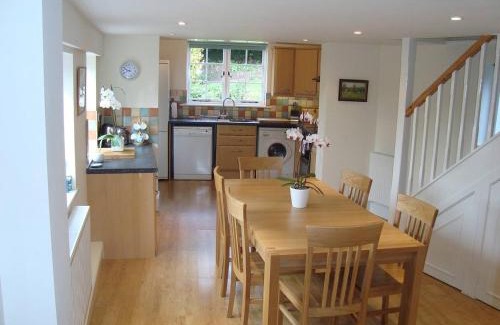 Enford House | Stunning 3 bedroom 3 bath self catering cottage nr Stonehenge, Longleat, Avebury and Bath