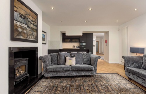 New Town Apartment | Stunning 3-bedroom apartment in the heart of Edinburgh's city centre. Sleeps 6.