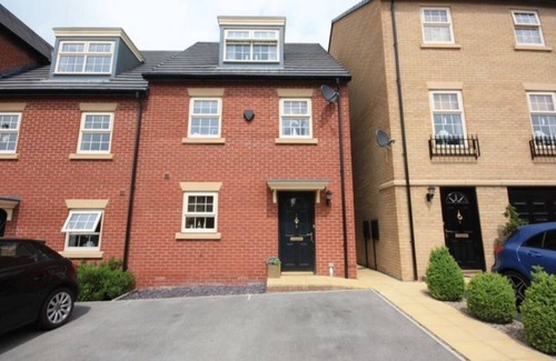Castleford House | Stunning 3 bedroom home with free parking and wifi