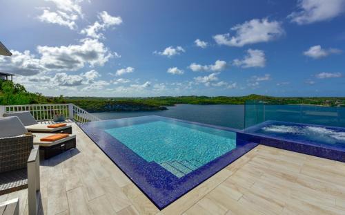 Freetown Villa | Stunning 3 bedroom villa with Pool & Jacuzzi