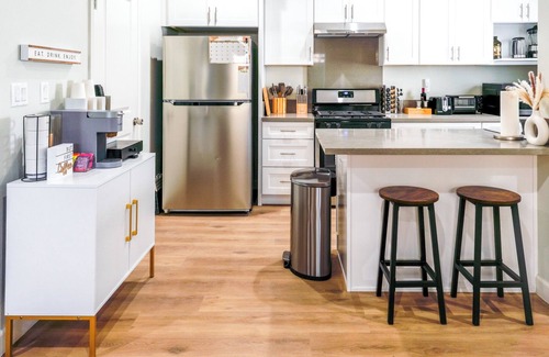 Westminster House | Stunning 3BR Luxe near Disneyland & Beaches EV Charge + King Bed
