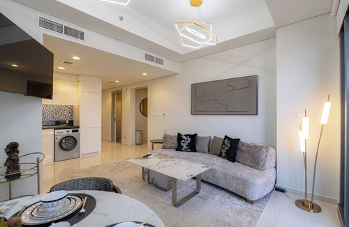 Al Wasl Apartment | Stunning 3BR w/Panoramic Views in Aykon City