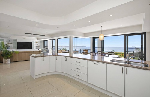 Noraville House | Stunning 4-Bed -Aloha Beach Front Beauty Noraville
