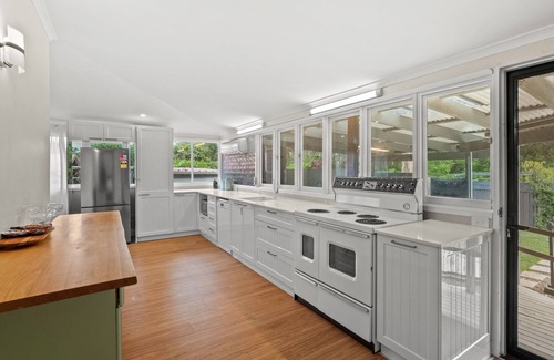 Tuggerawong House | Stunning 4-Bed with Garden and Swimming Pool