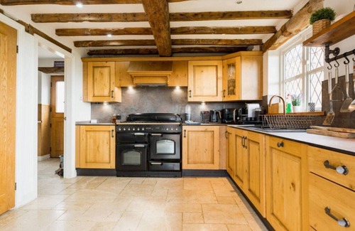 Chester House | Stunning 4 bedroom| Sauna | Garden | Near Chester