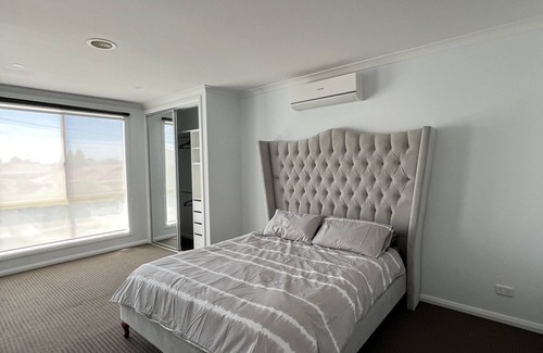 Thomastown House | Stunning 4 bedroom House with 2 bathrooms including full ensuite.